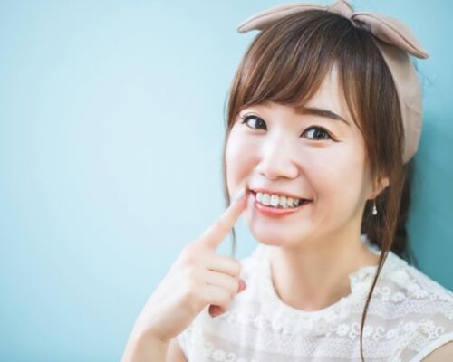白い歯の女性