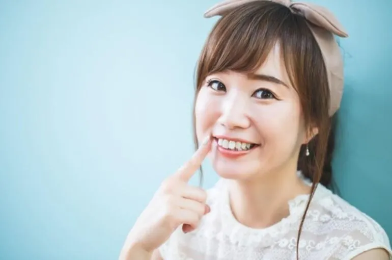 白い歯の女性