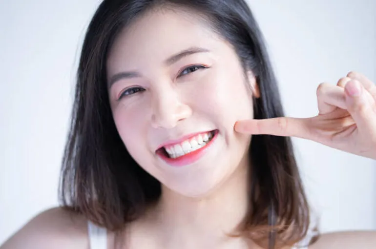 矯正歯科で笑顔を手に入れた女性